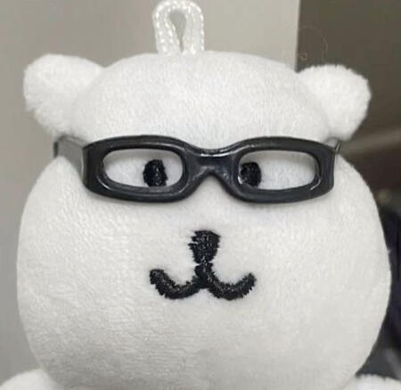 얼굴에 꽉 끼는 사각 안경을 쓴 농담곰 인형